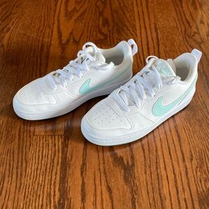 Nike girls size 5 court borough low